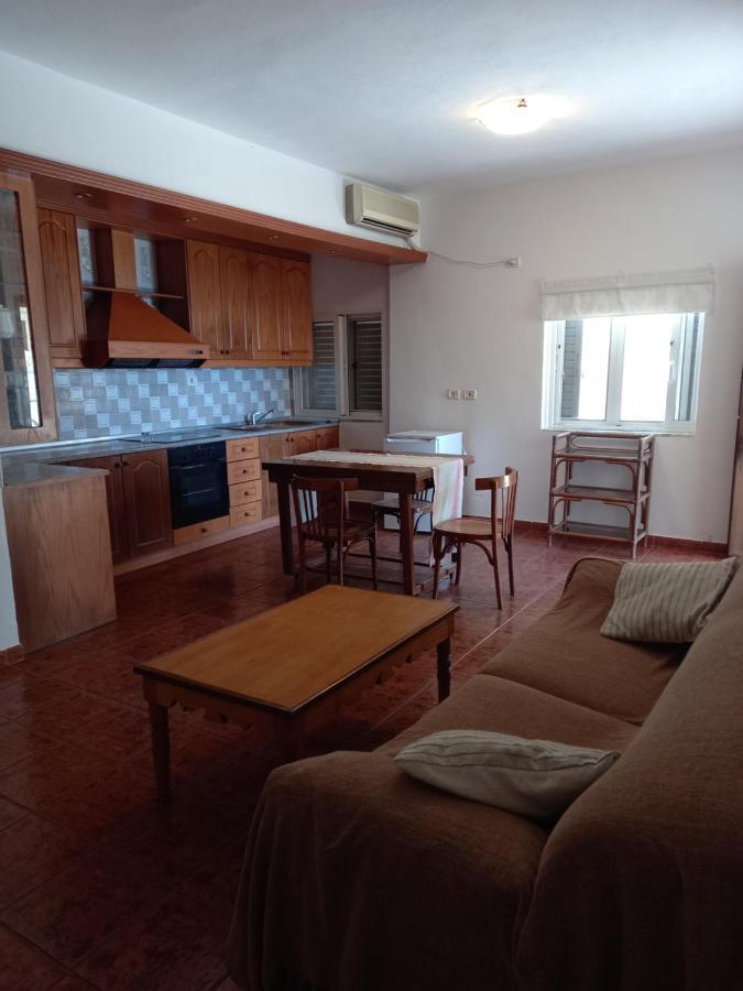 Amphora Guesthouse Himare Eksteriør bilde